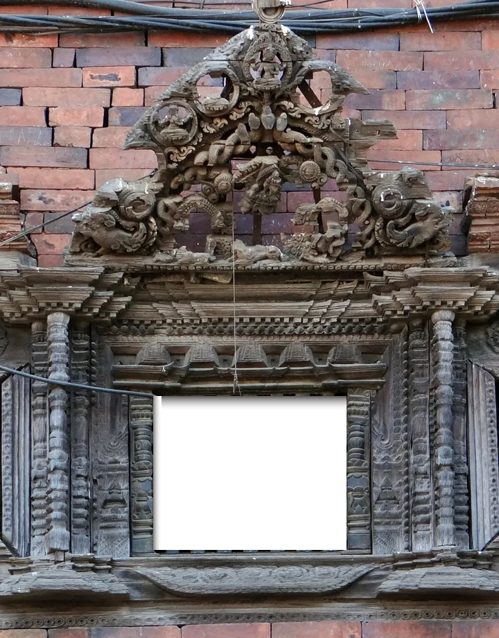 En håndhamret syngeskål set gennem et åbent, udskåret newarisk trævindue i Bhaktapur