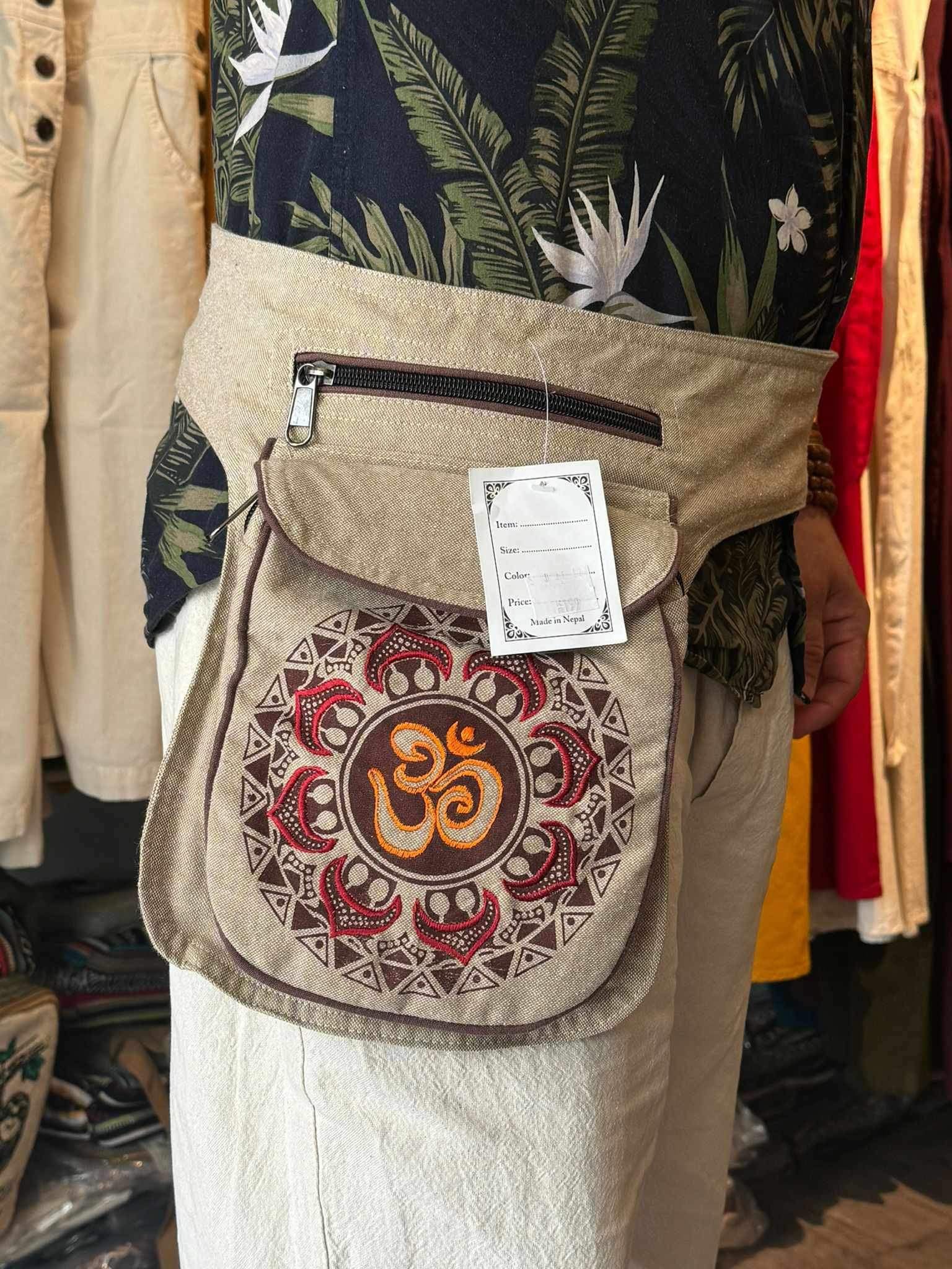 Håndlavet taske med mandala-broderi i butikken